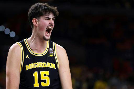 El pívot español de Michigan Aday Mara celebra una canasta contra los Arizona Wildcats en las semifinales de la NCAA, en el Lucas Oil Stadium de Indianápolis, el 4 de abril de 2026. Patrick Smith/Getty Images/AFP