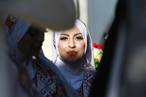 Una boda colectiva brinda una inusual escena de felicidad entre las ruinas de Gaza