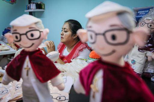 Unas presas hacen peluches del papa León XIV antes de su visita a Perú