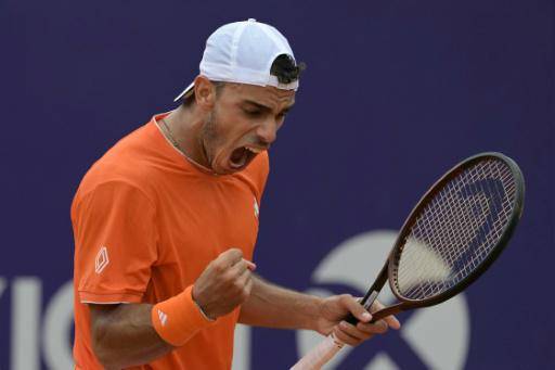 Con un explosivo adiós, Cerúndolo golpea al Rio Open