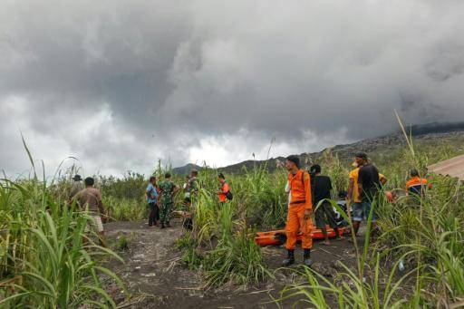 Socorristas de Indonesia buscan a los excursionistas muertos en erupción volcánica