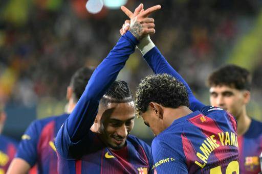 Raphinha (izquierda) festeja junto a Lamine Yamal su gol en la victoria de Barcelona ante Villarreal en la Liga española el 21 de diciembre de 2025