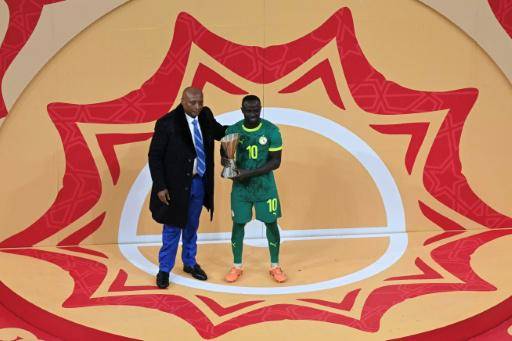 El presidente de la CAF visita Dakar tras retirada del título a Senegal