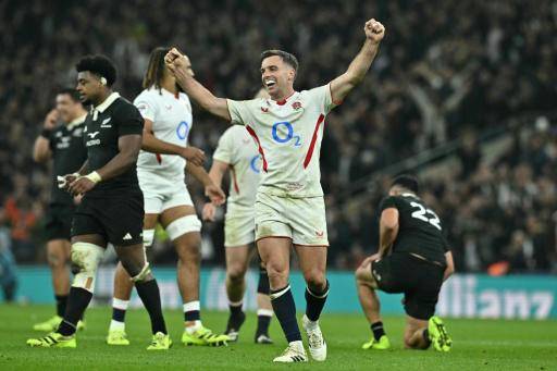 El apertura inglés George Ford (au centre) celebra la victoria ante Nueva Zelanda, el 15 de noviembre de 2025 en Twickenham
