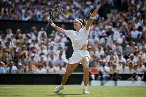La checa Karolina Muchova celebra su victoria ante la estadounidense Coco Gauff en semifinales de Wimbledon, en el All England Lawn Tennis and Croquet Club de Wimbledon, Londres, el 9 de julio de 2026