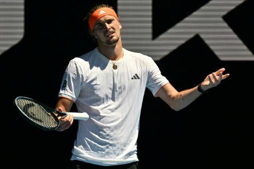 Alemán Zverev cede un set pero avanza a segunda ronda de Abierto de Australia