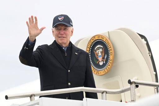 El presidente de los Estados Unidos, Joe Biden, saluda mientras aborda el Air Force One en el aeropuerto Nantucket Memorial en Massachusetts, el 27 de noviembre de 2022.
