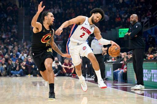 Cade Cunningham, número 2 de los Detroit Pistons, domina la pelota marcado por Jaylon Tyson, número 20 de los Cleveland Cavaliers, durante el segundo cuarto en el Rocket Arena el 3 de marzo de 2026 en Cleveland, Ohio