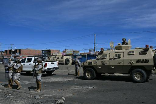 Bolivia declara el estado de excepción y comienza a levantar barricadas