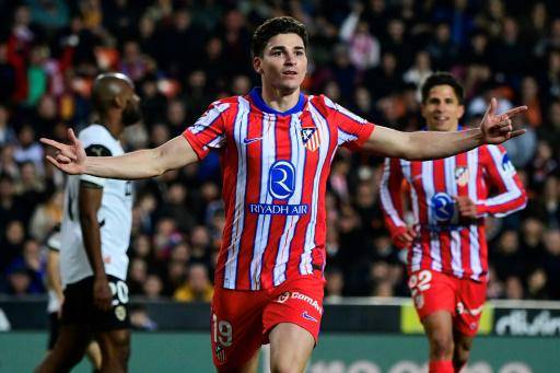Atlético vence en Valencia con goles argentinos y es líder provisional