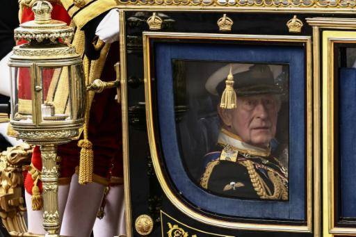 El tradicional discurso del rey, eclipsado por la crisis del gobierno laborista británico