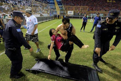 Tragedia con doce muertos en estadio de la capital conmueve a El Salvador