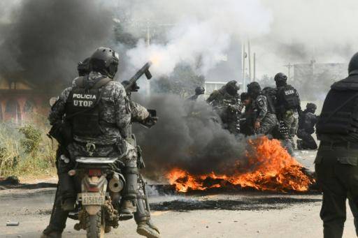 Fuertes choques entre policías y manifestantes en el desbloqueo de una ruta en Bolivia
