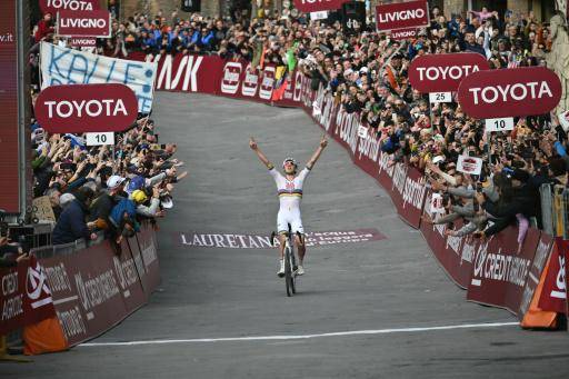 El ogro Pogacar inicia su temporada sobre caminos de tierra en la Strade Bianche