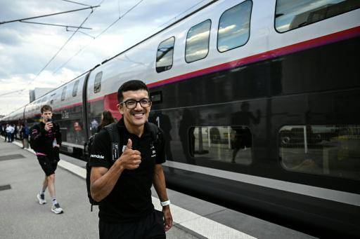 Chanclas con calcetines y comida rápida: en el tren de los corredores del Tour