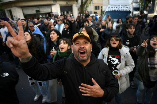 Cientos apoyan a Kirchner frente a su casa a la espera de resolución sobre prisión domiciliaria