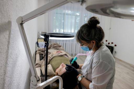 Cerca del frente en Ucrania, la belleza brinda una vía de escape de la guerra