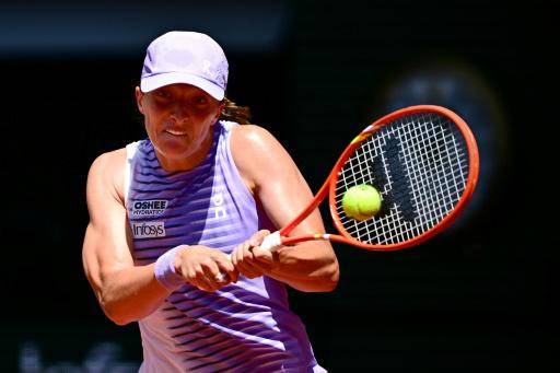Swiatek gana en su debut en Roland Garros por la vía rápida
