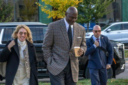 La leyenda del baloncesto estadounidense Michael Jordan (C), copropietario del equipo de la NASCAR 23XI Racing, llega a la sede de un tribunal en Carolina del Norte el 1 de diciembre de 2025 en Charlotte