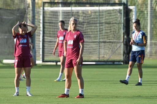 La centrocampista española Alexia Putellas (c) entrena junto a la nueva seleccionadora de fútbol, Montse Tomé (drcha.), el 20 de septiembre de 2023 en Oliva, cerca de Valencia