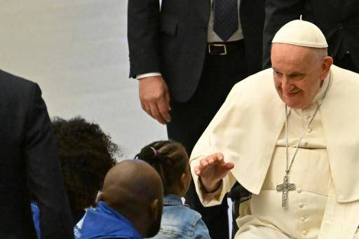 El papa recibe a refugiados llegados a Europa por corredores humanitarios