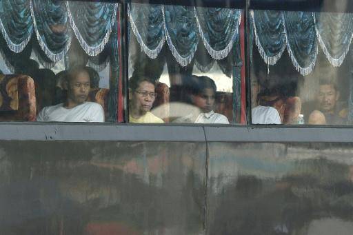 Un autobús con ciudadanos birmanos a bordo se dirige a la base naval de Lumut, a las afueras de Kuala Lumpur, el 29 de septiembre de 2026 para su repatriación