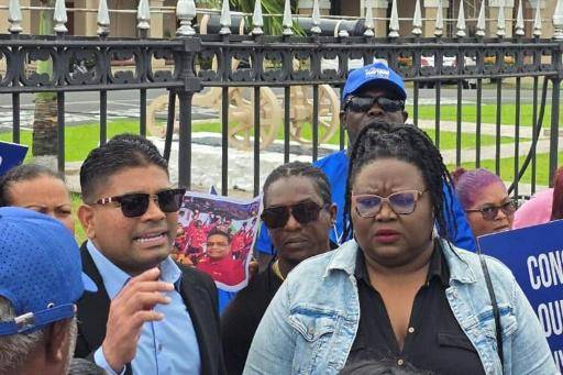 El excandidato presidencial Azruddin Mohamed, líder de la oposición de Guyana, durante una protesta en Georgetown el 24 de noviembre de 2025
