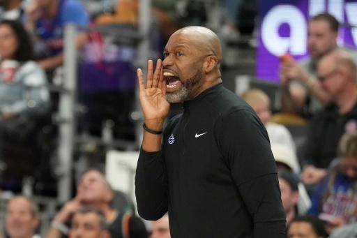 El entrenador Jamahl Mosley en el partido entre los Orlando Magic y los Detroit Pistons por la primera ronda de los playoffs de la Conferencia Este de la NBA en el Little Caesars Arena en Detroit, Míchigan, el 3 de mayo de 2026