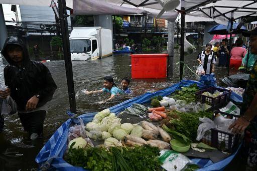 Bangkok se adapta a las inundaciones con mercados flotantes