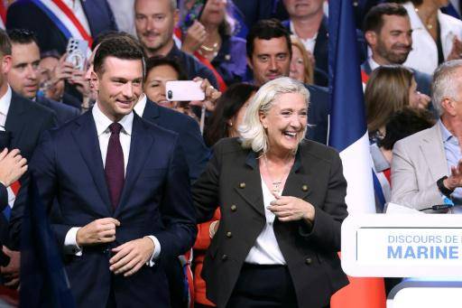 La ultraderechista Le Pen defiende la prioridad nacional en campaña para presidenciales en Francia
