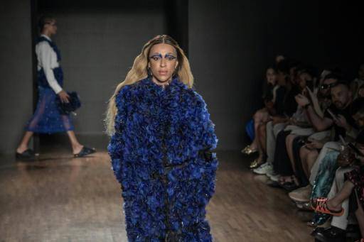 Diputada trans Erika Hilton rompe paradigmas en la Fashion Week de Sao Paulo
