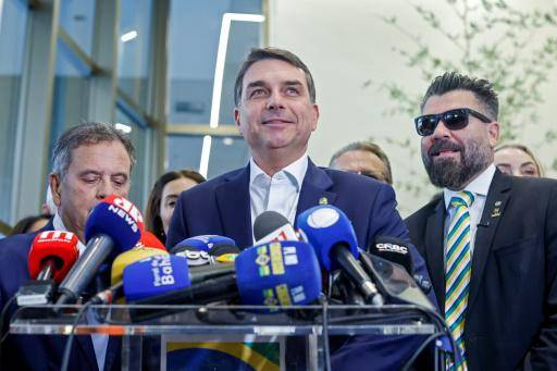 Una investigación por corrupción a Flávio Bolsonaro sacude la campaña en Brasil