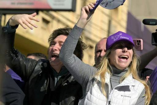 Milei es atacado con piedras en un acto de campaña en Argentina
