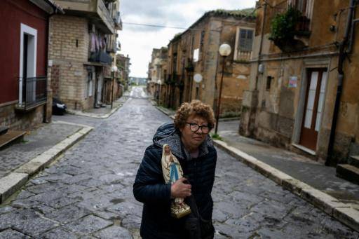 Rescatistas socorren loros en una ciudad siciliana afectada por un deslave