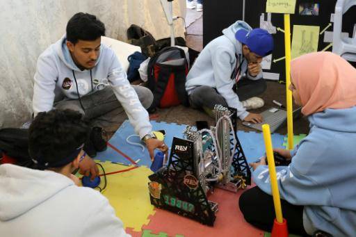 Jóvenes fanáticos de la robótica encuentran esperanza en la golpeada Libia