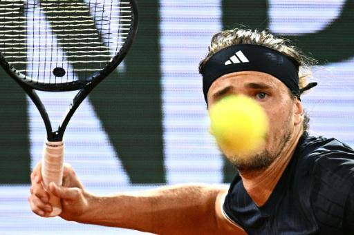 El alemán Alexander Zverev golpea la pelota durante su partido de cuartos de final de Roland Garros contra le español Rafael Jódar, en París el 2 de junio de 2026