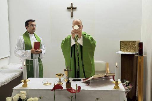 El papa celebra misa en el hospital después de la operación de cáncer