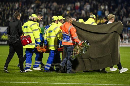 El arquero del RKC Waalwijk Etienne Vaessen es evacuado en camilla después de una pérdida de consciencia a raíz de un choque con un jugador del Ajax, el 30 de septiembre de 2023 e Waalwijk (Países Bajos)