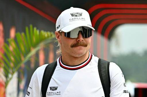 El piloto finlandés de F1 Bottas viaja de Sepang a Singapur en bicicleta