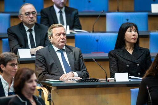 El excanciller alemán Gerhard Schroeder ingresa en una clínica por agotamiento