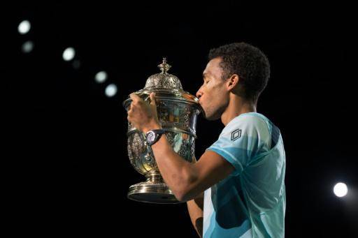 Auger-Aliassime revalida el título en Basilea tras superar a Hurkacz
