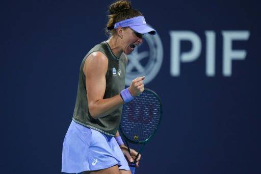 La brasileña Beatriz Haddad durante el partido ante Zeynep Sonmez en el WTA 1000 de Miami el 17 de marzo de 2026