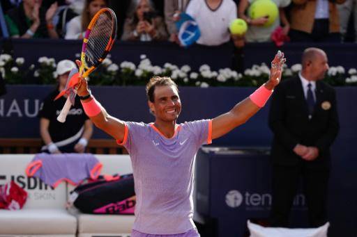 El tenista Rafa Nadal celebra su victoria sobre Flavio Cobolli en la primera ronda del torneo Conde de Godó de Barcelona, donde volvía al circuito ATP tras su lesión, el 16 de abril de 2024