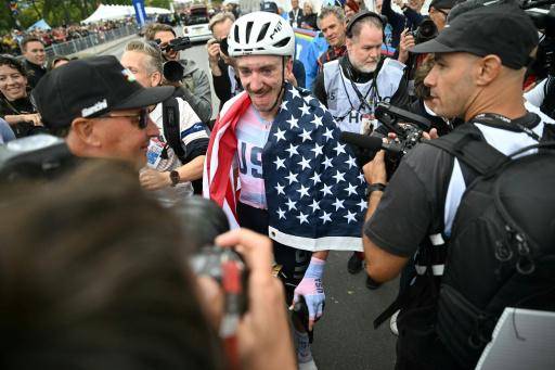 El estadounidense Brandon McNulty celebra su victoria en la prueba de ruta masculina élite durante el Campeonato Mundial de Ciclismo en Ruta de la Unión Ciclista Internacional (UCI) de 2026, en Montreal (Quebec), el 27 de septiembre de 2026