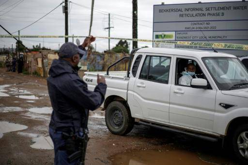 Hombres armados matan a nueve personas en Sudáfrica