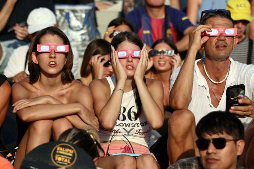 Piel de gallina ante esta luz rara: el eclipse solar maravilla a España