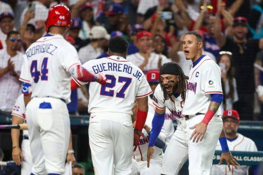 Vladimir Guerrero Jr. celebra con sus compañeros una de las carreras de la República Dominica ante Corea del Sur el 13 de marzo de 2026