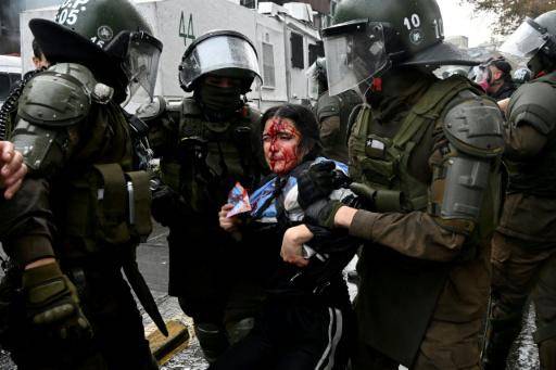La policía chilena se enfrenta con estudiantes que protestan contra Kast