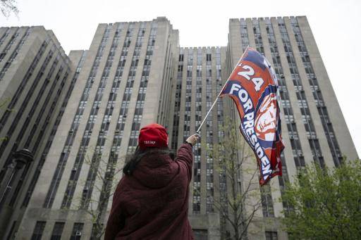 Un manifestante pro-Donald Trump agita una bandera en apoyo al expresidente en Nueva York, el 19 de abril de 2024