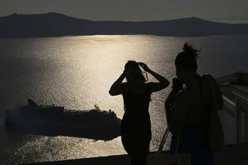 Buzos extraen redes fantasma de las profundidades de Santorini